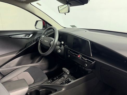 Used 2025 Kia Niro LX image 28
