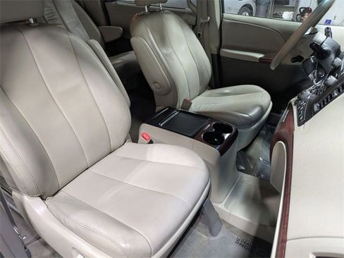 Used 2013 Toyota Sienna XLE image 28