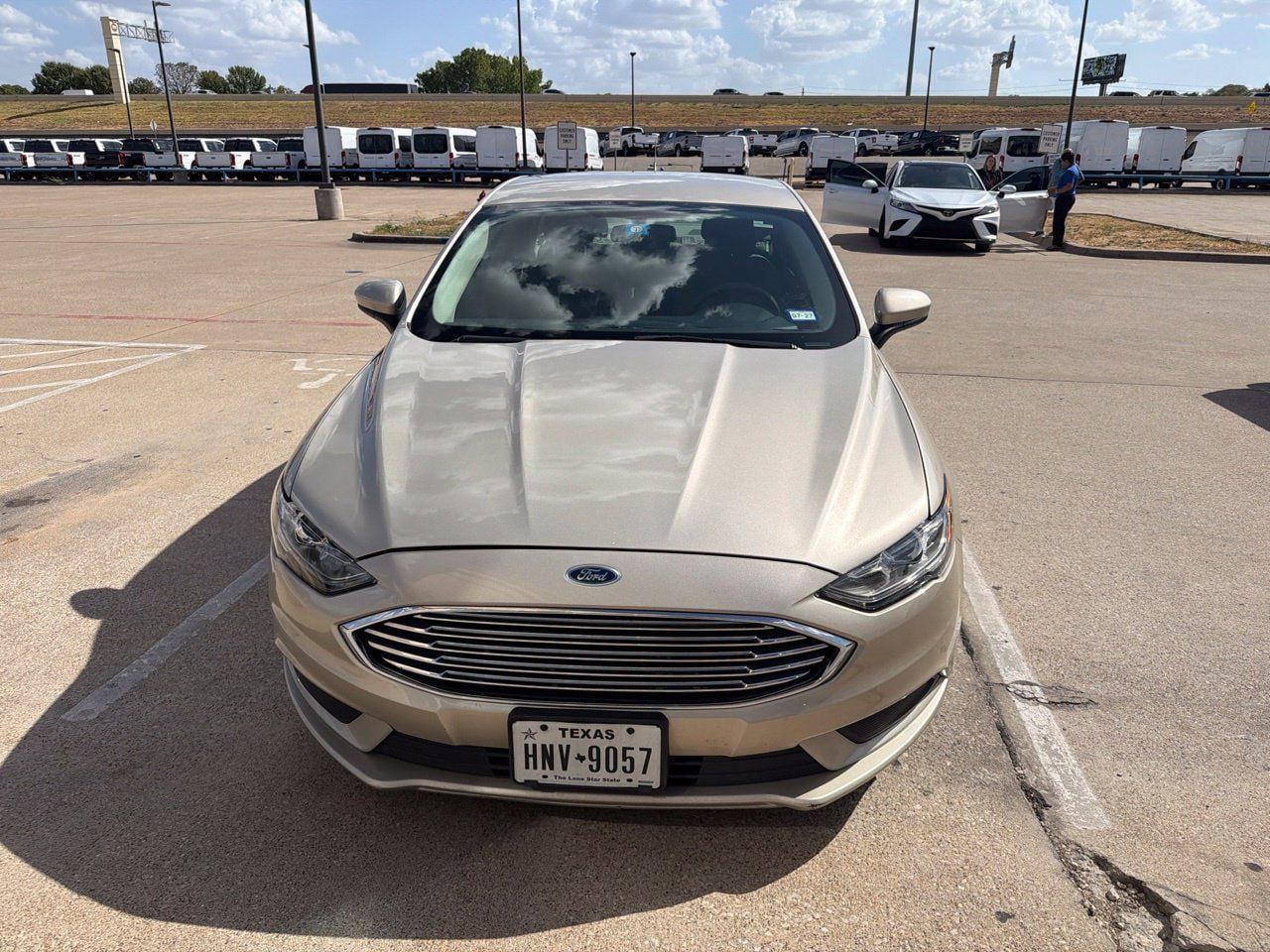 Used 2017 Ford Fusion SE w/ Fusion SE Technology Package FWD image 3