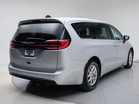 Used 2024 Chrysler Pacifica Touring-L image 9