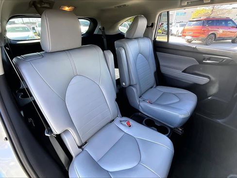 Used 2022 Toyota Highlander XLE image 17