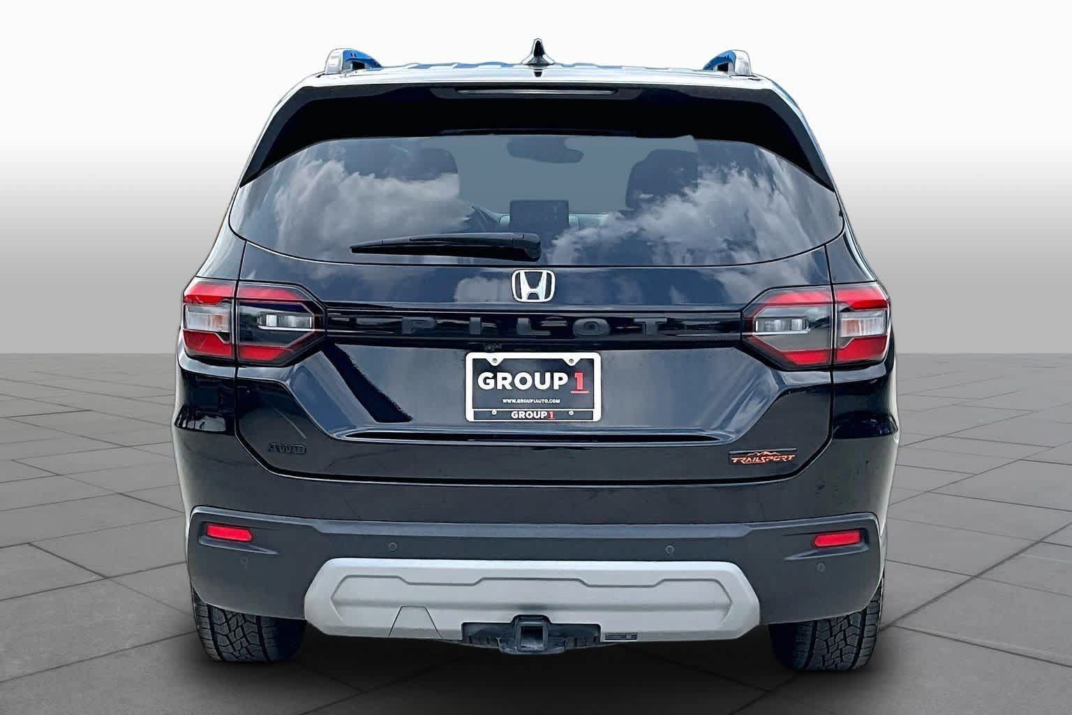 Used 2025 Honda Pilot TrailSport image 5
