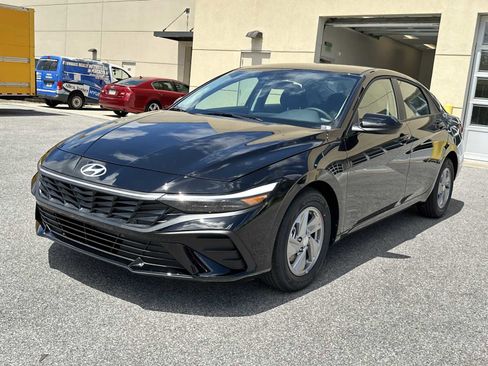 New 2026 Hyundai Elantra SE image 3