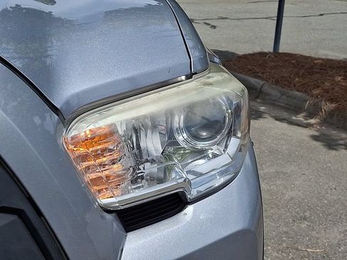Used 2019 Toyota Tacoma SR5 RWD image 9