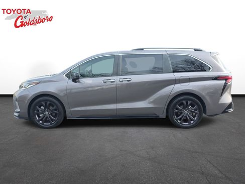 Used 2022 Toyota Sienna XSE image 8