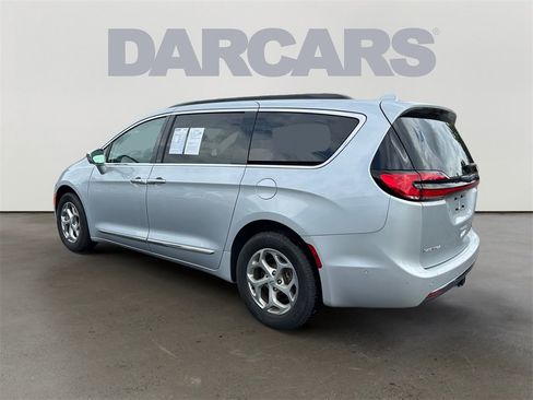 Used 2022 Chrysler Pacifica Limited w/ Uconnect Theater Family Group image 5