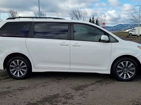 Used 2020 Toyota Sienna LE image 9