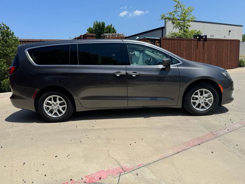 Used 2020 Chrysler Voyager LX FWD image 2