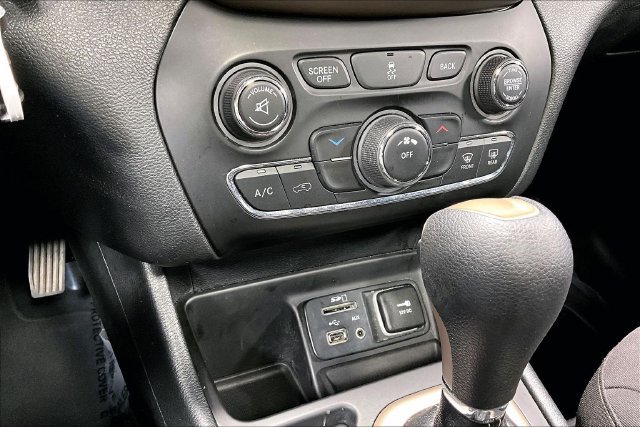 Used 2017 Jeep Cherokee Latitude w/ Comfort & Sound Group FWD image 16