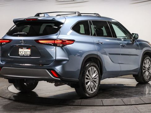 Used 2022 Toyota Highlander Platinum FWD image 4