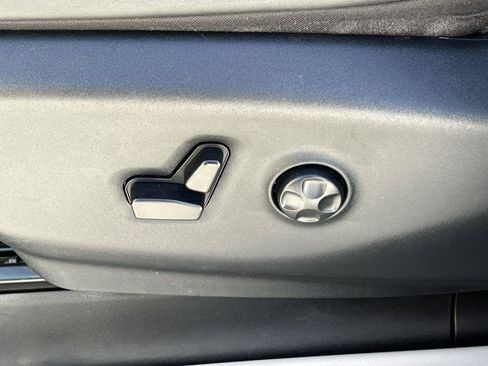 Used 2024 Chrysler Pacifica Touring-L FWD image 10
