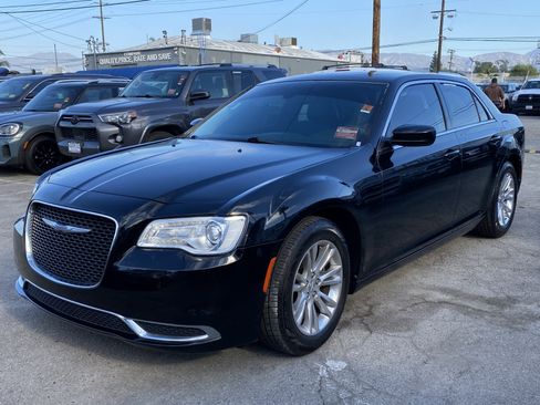 Used 2017 Chrysler 300 Limited image 2