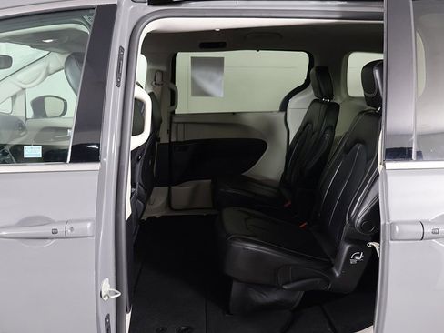 Used 2023 Chrysler Pacifica Touring-L image 28