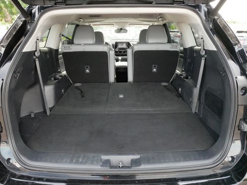 Certified 2021 Toyota Highlander XLE FWD image 18