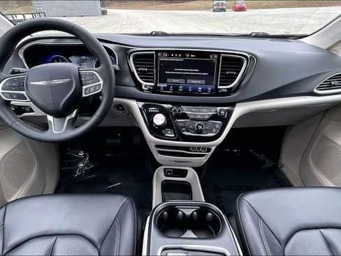 Used 2024 Chrysler Pacifica Touring-L image 15