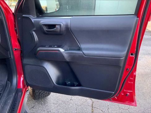 Used 2022 Toyota Tacoma TRD Off-Road w/ Technology Package image 22