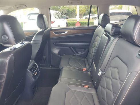 Used 2025 Volkswagen Atlas SE image 11