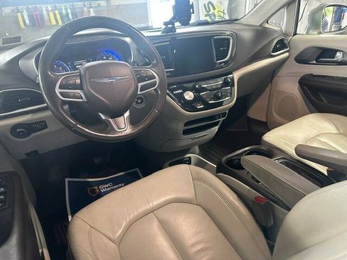 Used 2017 Chrysler Pacifica Touring-L FWD image 14