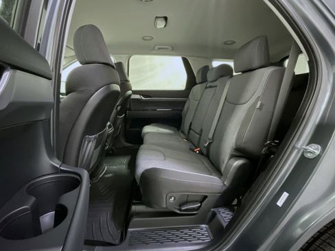 Certified 2025 Hyundai Palisade SE image 11