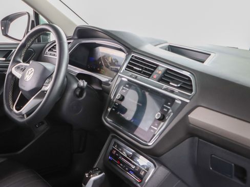 Used 2024 Volkswagen Tiguan SE image 25