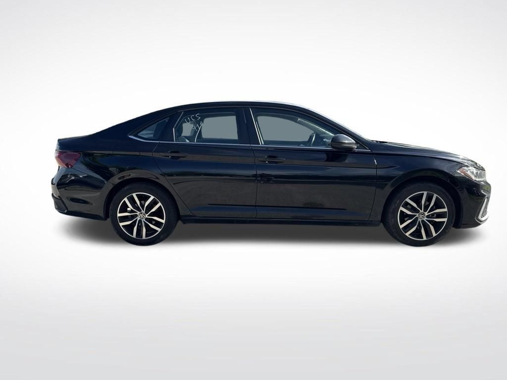 Used 2025 Volkswagen Jetta SE FWD image 4