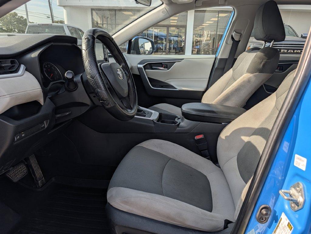 Used 2021 Toyota RAV4 XLE w/ Convenience Package FWD image 27
