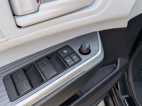 Used 2025 Toyota Sienna LE image 13