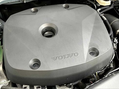 Used 2022 Volvo XC40 T5 Momentum image 30