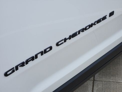 New 2026 Jeep Grand Cherokee Altitude image 7