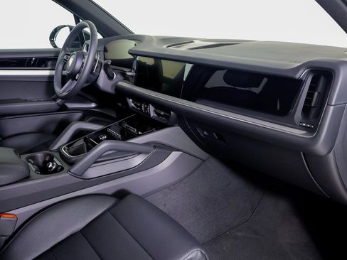 Used 2025 Porsche Cayenne image 7