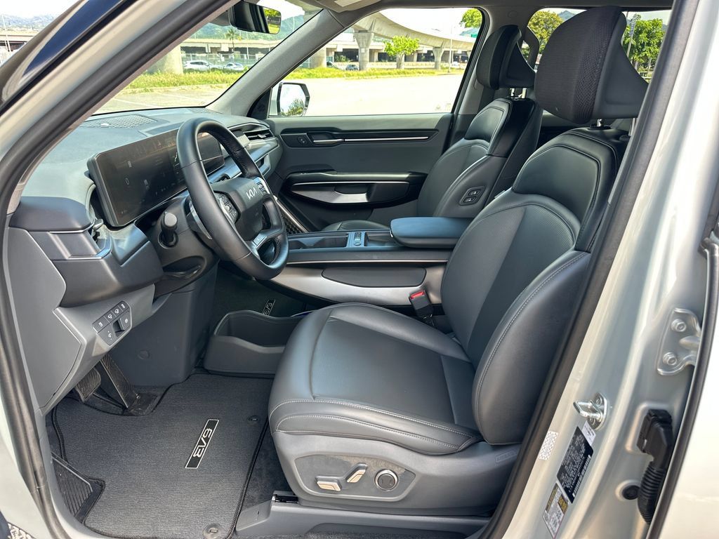 Used 2024 Kia EV9 Light Long Range RWD image 13