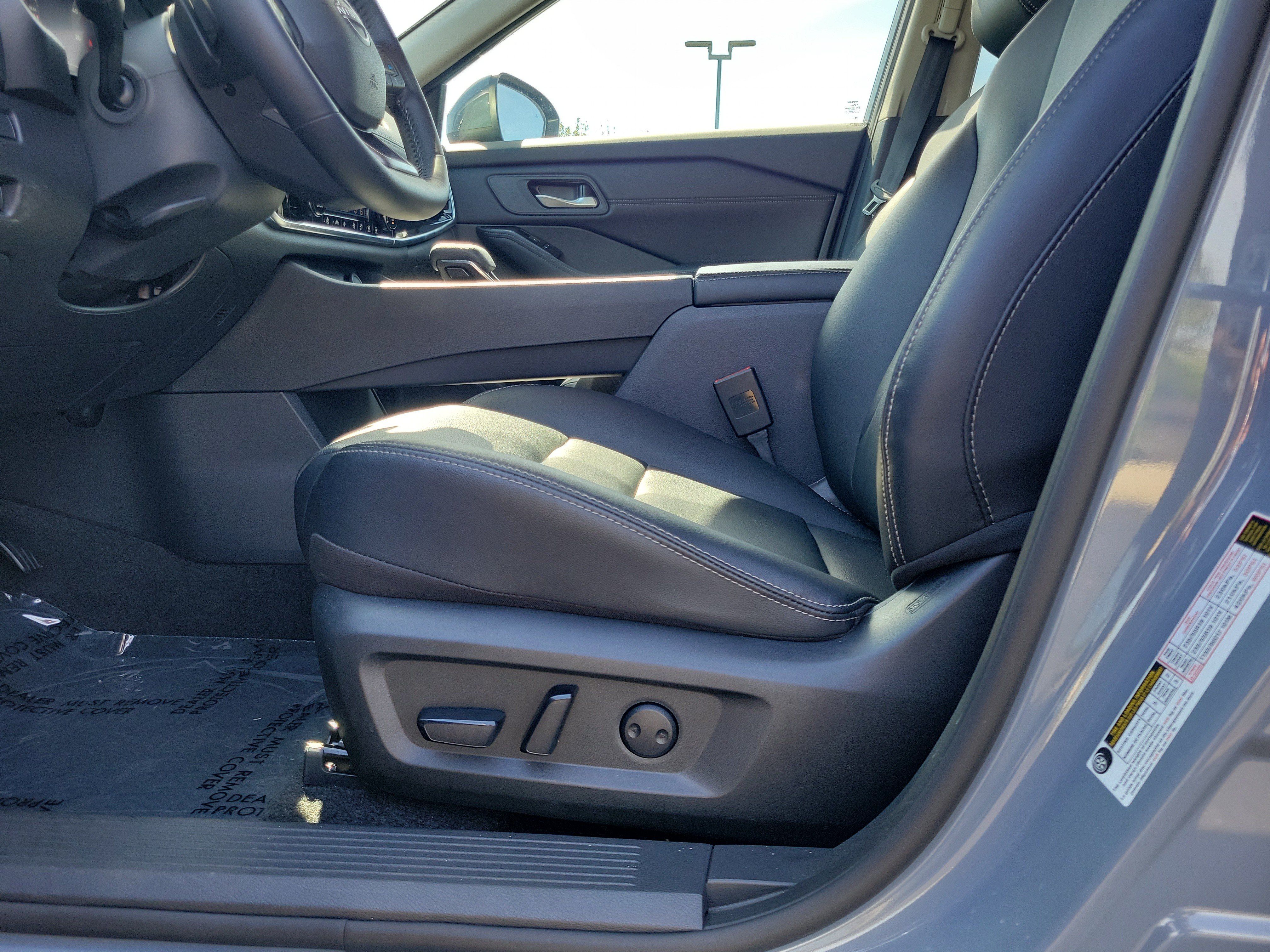 Certified 2025 Nissan Rogue SL FWD image 16