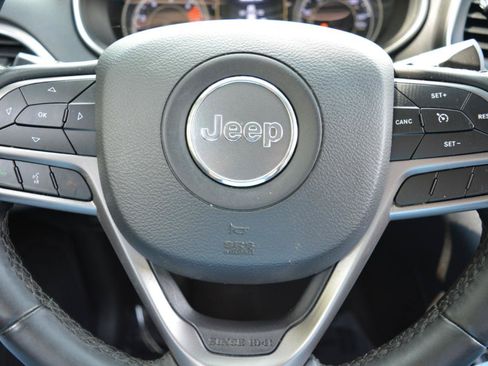 Used 2020 Jeep Cherokee Latitude Plus w/ Comfort/Convenience Group FWD image 20