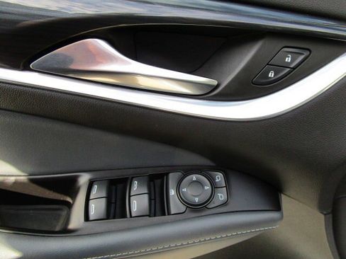 Used 2020 Buick Enclave Essence image 13