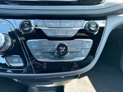 New 2026 Chrysler Pacifica Select image 15