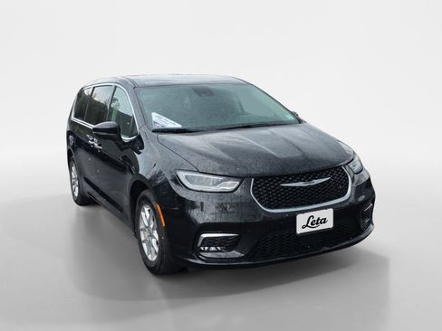 Used 2023 Chrysler Pacifica Touring-L image 2