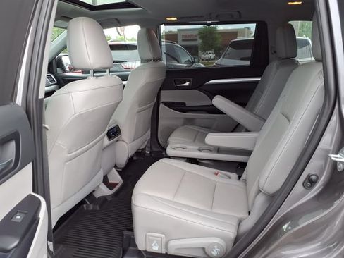 Used 2019 Toyota Highlander XLE AWD/4WD image 20