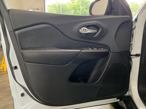 Used 2019 Jeep Cherokee Trailhawk AWD/4WD image 31