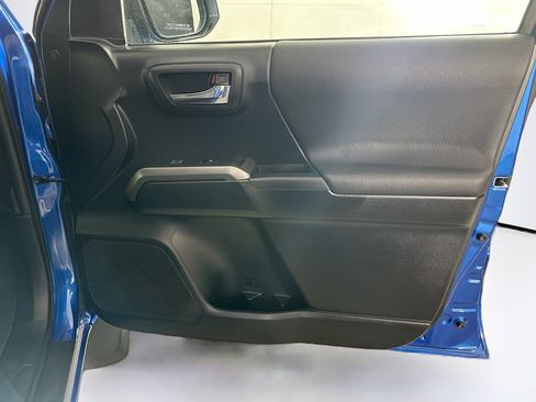 Used 2017 Toyota Tacoma TRD Sport RWD image 30