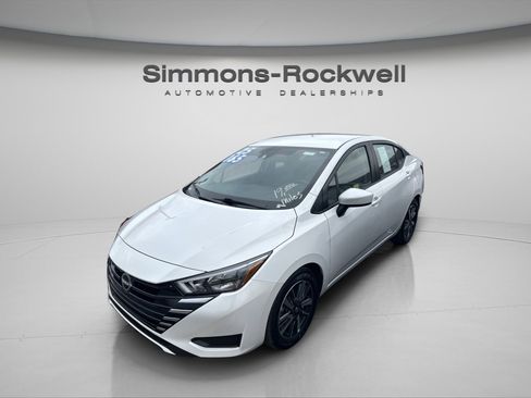 Used 2025 Nissan Versa SV FWD image 4