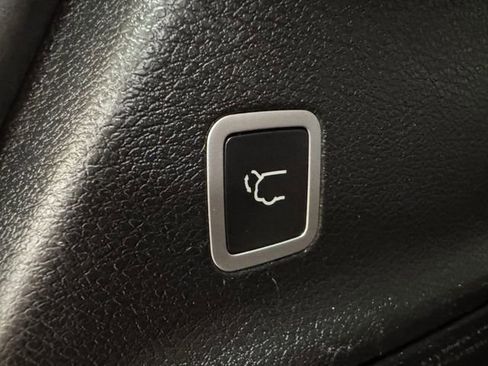 Used 2018 Chrysler Pacifica Touring-L w/ S Appearance Package image 23