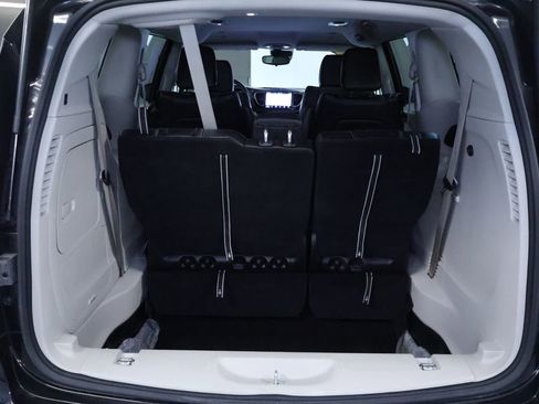 Used 2023 Chrysler Pacifica Touring-L image 19