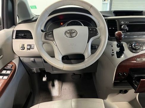 Used 2011 Toyota Sienna XLE FWD image 19