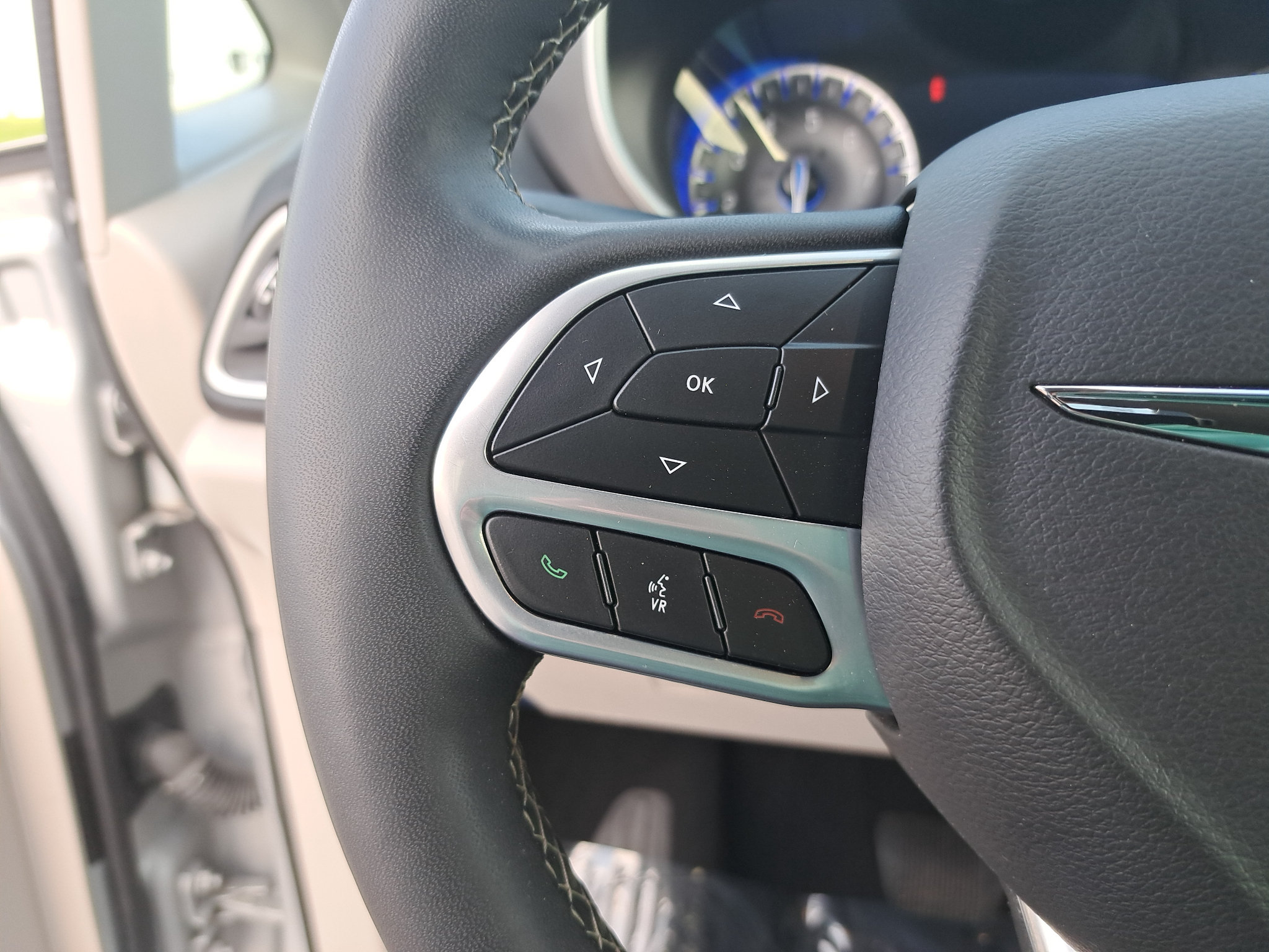 Used 2024 Chrysler Pacifica Touring-L FWD image 20