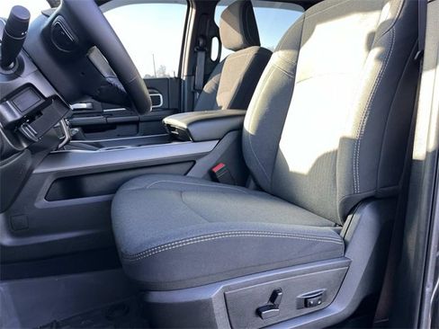 Used 2024 RAM 3500 Big Horn w/ Sport Appearance Package image 33