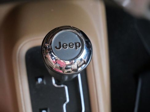 Used 2017 Jeep Wrangler Unlimited Sahara w/ Connectivity Group AWD/4WD image 33