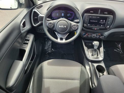 Used 2025 Kia Soul LX w/ LX Technology Package FWD image 13