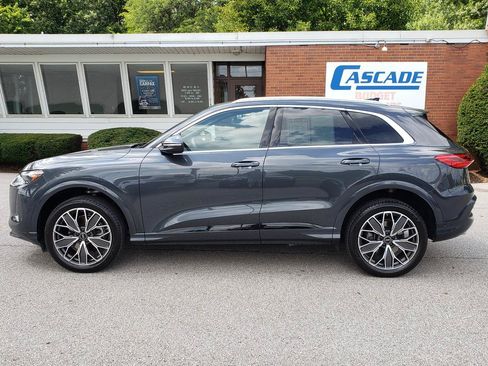 Used 2025 Audi Q5 Premium Plus w/ Premium Plus AWD/4WD image 2