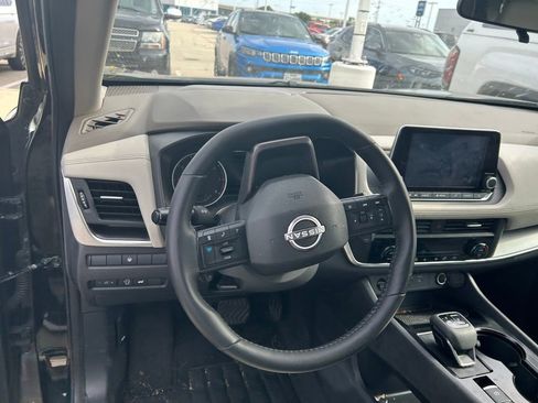 Used 2025 Nissan Rogue SV AWD/4WD image 12