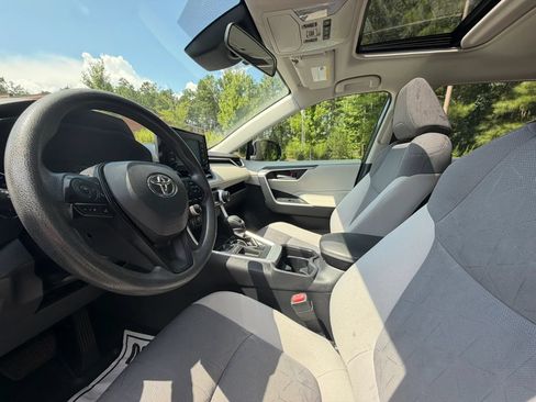 Used 2019 Toyota RAV4 XLE w/ Convenience Package FWD image 12